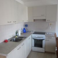 Angolo cucina con fornelli e forno elettrico
