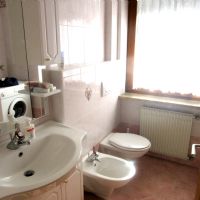Bagno con doccia e lavatriceThe bath with shower and washing machine