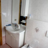 Bagno con doccia e lavatriceThe bath with shower and washing machine