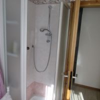 Bagno con doccia e lavatriceThe bath with shower and washing machine