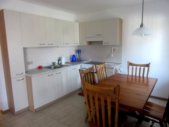 Angolo cucina con fornelli e forno elettrico