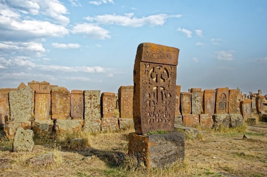Il cimitero di Noratus con molti khachkars