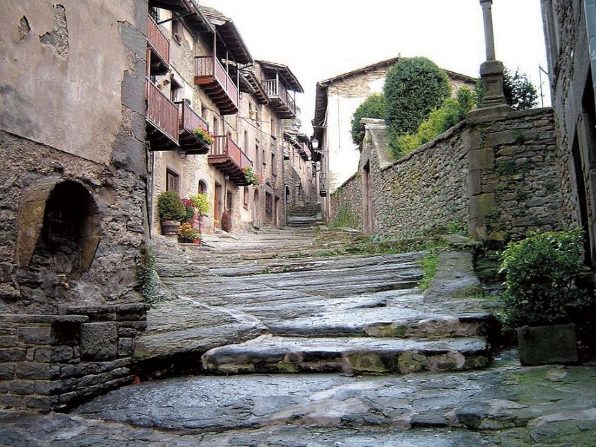 IN PIEDMONT MEDIAVAL TOWNS