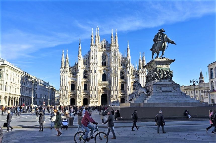 Milano: Piazza del Duomo square